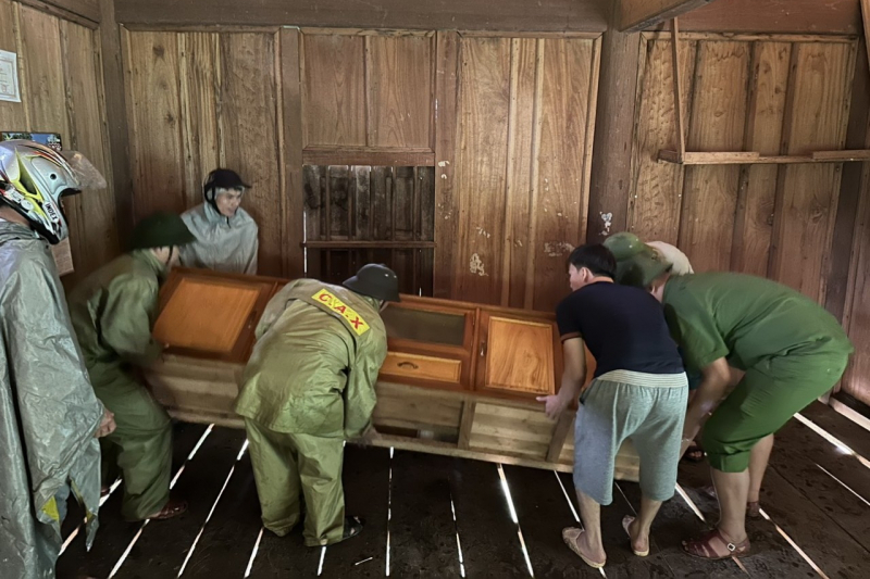 Công an Nghệ An hỗ trợ người dân vùng lũ -0