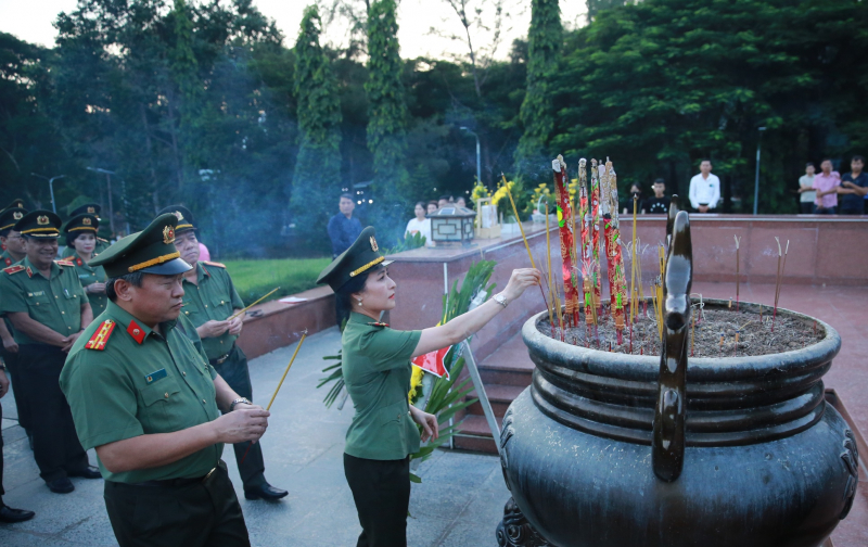 Cụm thi đua số 7 - Bộ Công an dâng hương tưởng nhớ các Anh hùng Liệt sĩ tại Côn Đảo -1