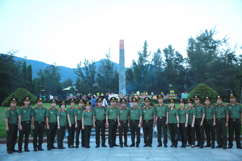 Cụm thi đua số 7 - Bộ Công an dâng hương tưởng nhớ các Anh hùng Liệt sĩ tại Côn Đảo -0