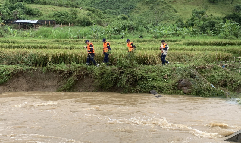 Sạt lở ta luy do mưa lũ, cuốn các nạn nhân đi xa nhiều km -0