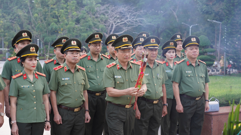 Cụm thi đua số 7 - Bộ Công an dâng hương tưởng nhớ các Anh hùng Liệt sĩ tại Côn Đảo -1