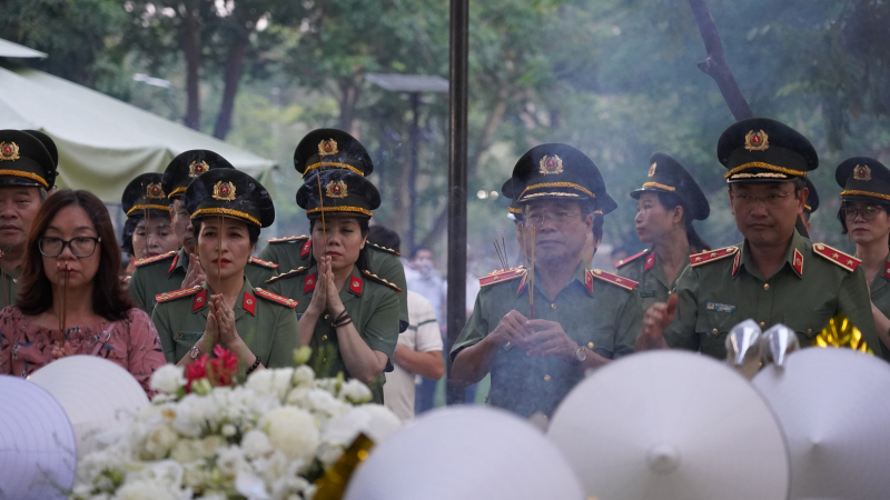 Cụm thi đua số 7 - Bộ Công an dâng hương tưởng nhớ các Anh hùng Liệt sĩ tại Côn Đảo -0