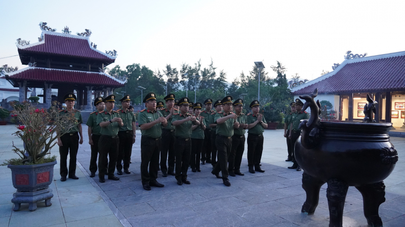 Cụm thi đua số 7 - Bộ Công an dâng hương tưởng nhớ các Anh hùng Liệt sĩ tại Côn Đảo -0