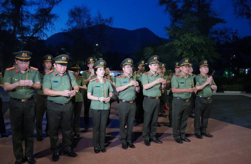 Cụm thi đua số 7 - Bộ Công an dâng hương tưởng nhớ các Anh hùng Liệt sĩ tại Côn Đảo -0