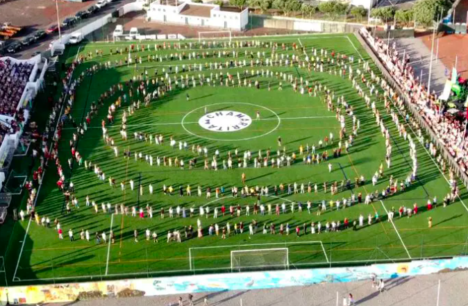 hơn 812 người cùng nhau múa điệu truyền thống của bồ đào nha. ảnh the guinness record..png -0