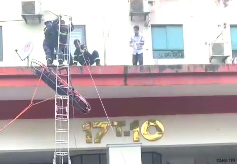 Cứu nạn thành công một phụ nữ trượt ngã từ tầng cao toà nhà chung cư -0
