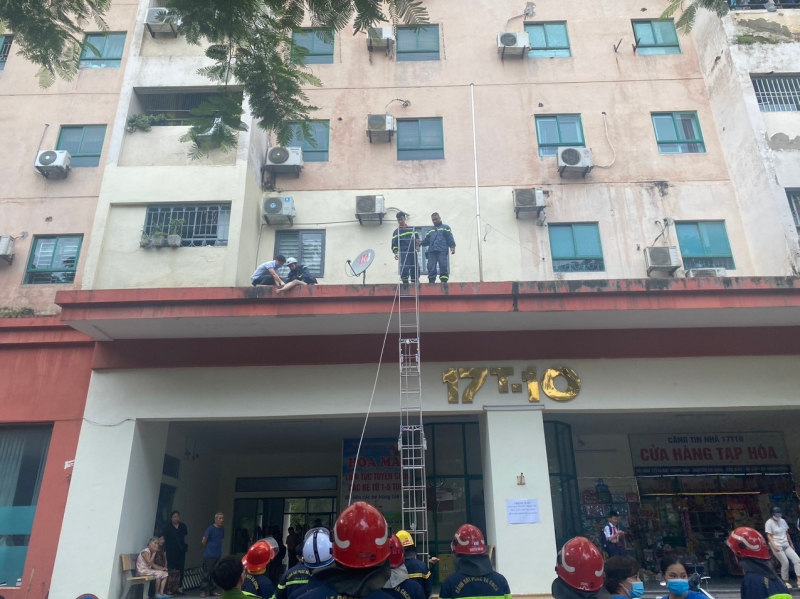 Cứu nạn thành công một phụ nữ trượt ngã từ tầng cao toà nhà chung cư -0