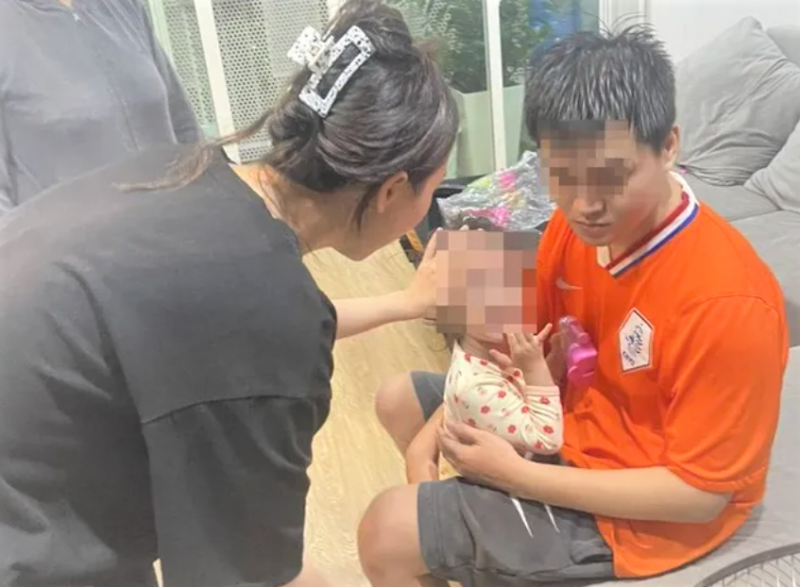 Cảnh sát đu dây giải cứu bé gái 2 tuổi mắc kẹt trong nhà -0