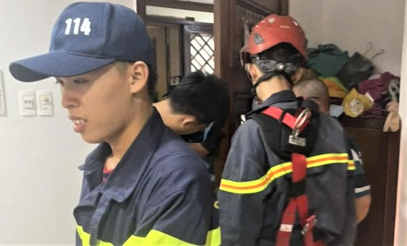 Cảnh sát đu dây giải cứu bé gái 2 tuổi mắc kẹt trong nhà -0