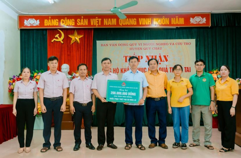 Mưa lũ chưa qua, tình người đã tới -0