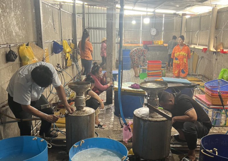 Bắt quả tang một cơ sở bơm tạp chất vào tôm nguyên liệu  -0