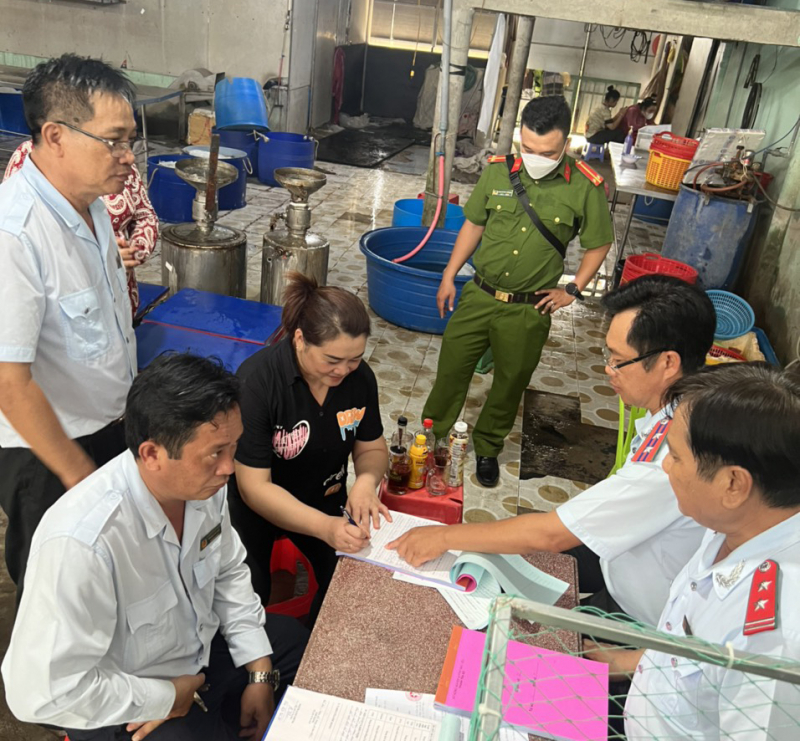 Bắt quả tang một cơ sở bơm tạp chất vào tôm nguyên liệu  -1