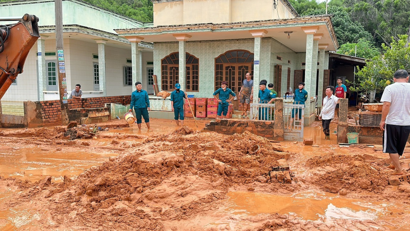 Nỗ lực khắc phục lũ cát đỏ đổ xuống chia cắt đường ven biển, tràn vô nhà dân -0