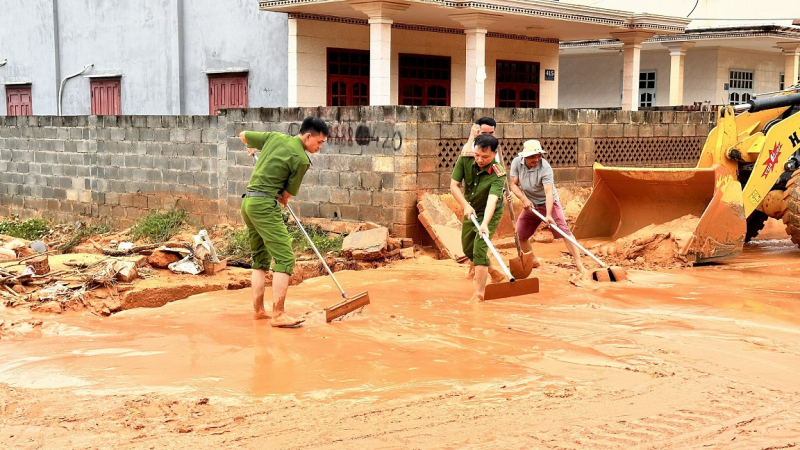 Nỗ lực khắc phục lũ cát đỏ đổ xuống chia cắt đường ven biển, tràn vô nhà dân -0