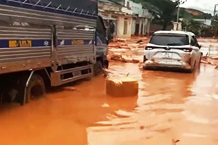 Nỗ lực khắc phục lũ cát đỏ đổ xuống chia cắt đường ven biển, tràn vô nhà dân -0