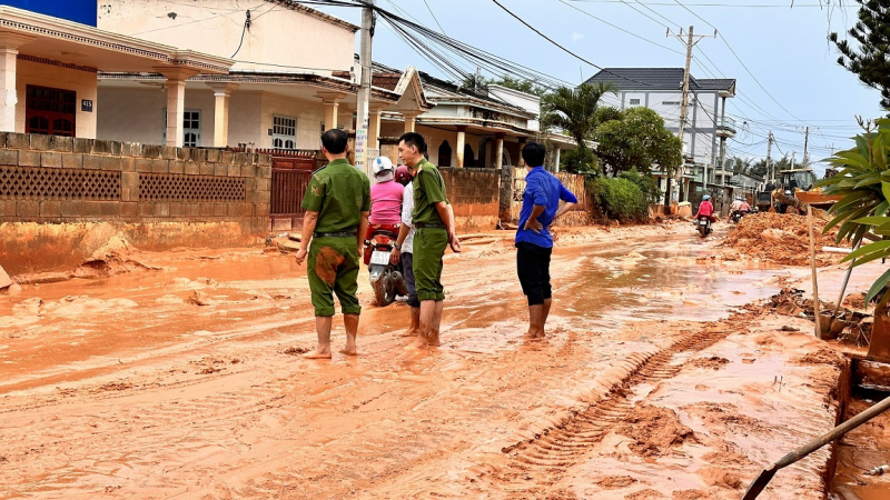 Nỗ lực khắc phục lũ cát đỏ đổ xuống chia cắt đường ven biển, tràn vô nhà dân -0