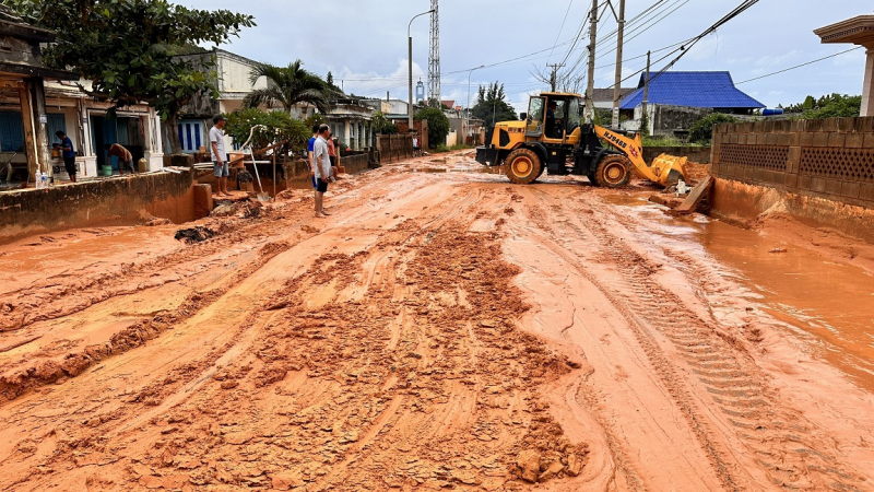 Nỗ lực khắc phục lũ cát đỏ đổ xuống chia cắt đường ven biển, tràn vô nhà dân -0