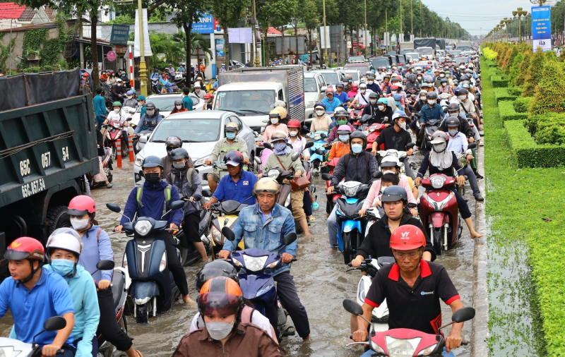 Công an TP Cần Thơ điều tiết giao thông, hỗ trợ người dân ứng phó với triều cường -0