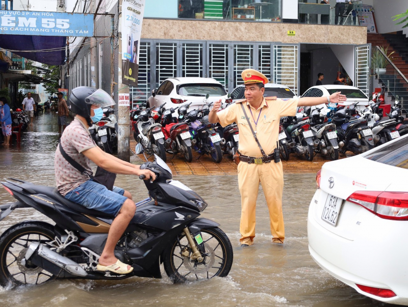 Công an TP Cần Thơ điều tiết giao thông, hỗ trợ người dân ứng phó với triều cường -0