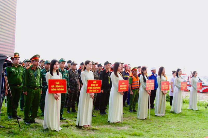 Huy động nhiều phương tiện hiện đại tham gia diễn tập chữa cháy tàu chở xăng dầu -0