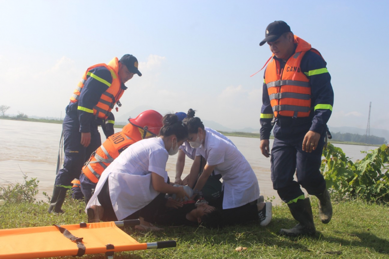 Huy động nhiều phương tiện hiện đại tham gia diễn tập chữa cháy tàu chở xăng dầu -0