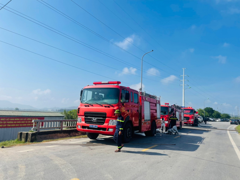 Huy động nhiều phương tiện hiện đại tham gia diễn tập chữa cháy tàu chở xăng dầu -0