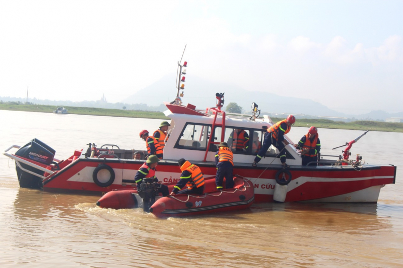 Huy động nhiều phương tiện hiện đại tham gia diễn tập chữa cháy tàu chở xăng dầu -0