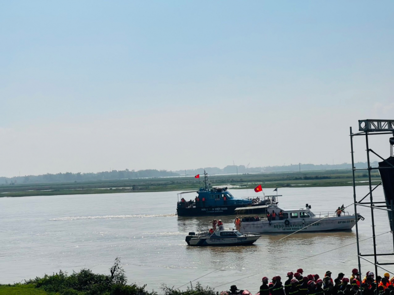 Huy động nhiều phương tiện hiện đại tham gia diễn tập chữa cháy tàu chở xăng dầu -0