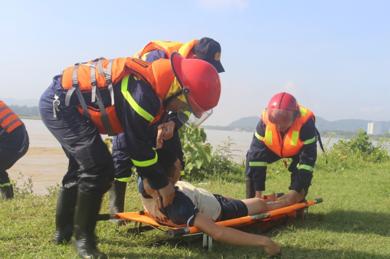 Huy động nhiều phương tiện hiện đại tham gia diễn tập chữa cháy tàu chở xăng dầu -0