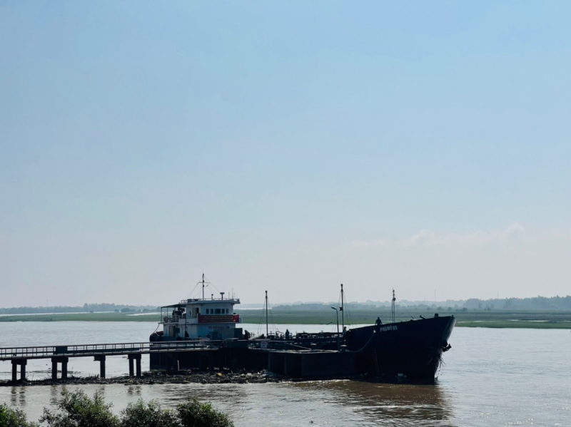 Huy động nhiều phương tiện hiện đại tham gia diễn tập chữa cháy tàu chở xăng dầu -0