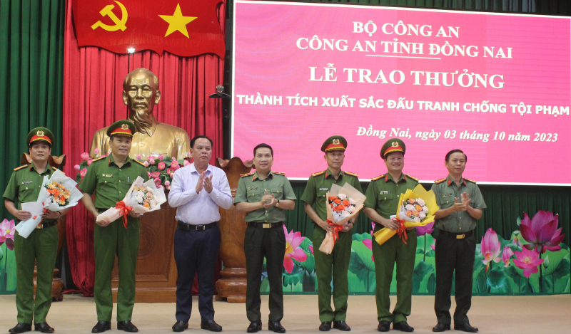 Khen thưởng đột xuất 4 tập thể tham gia phá án nhanh vụ bắt cóc trẻ em tống tiền -0