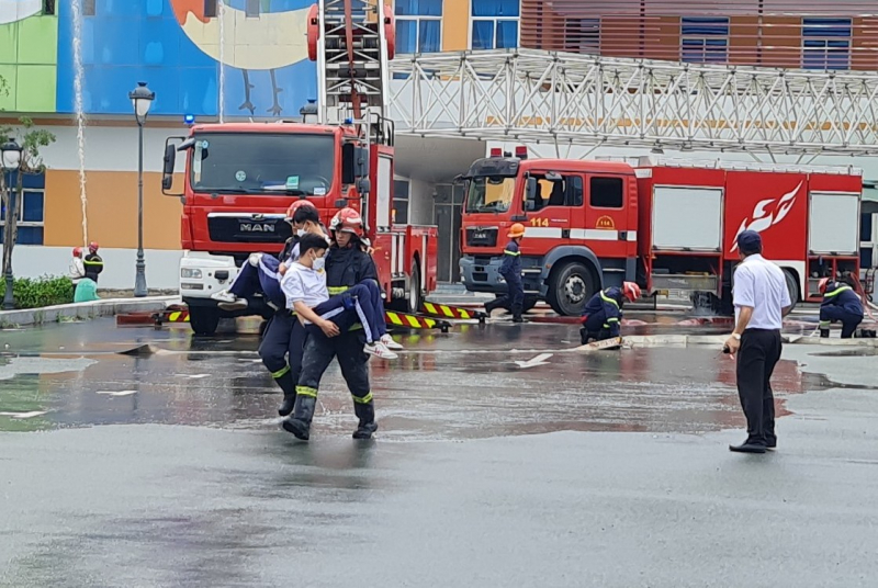 Hơn 1.000 người tham gia diễn tập thực binh PCCC và CNCH tại Bệnh viện Nhi đồng thành phố -3