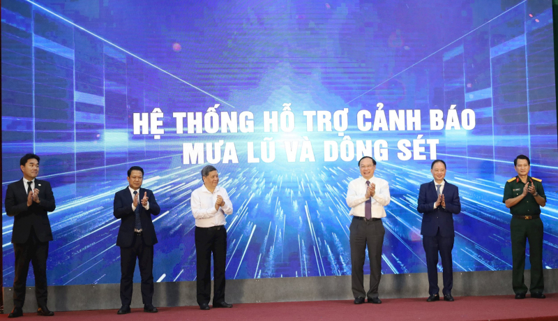 Ra mắt hệ thống cảnh báo sớm dông sét, mưa lũ -0