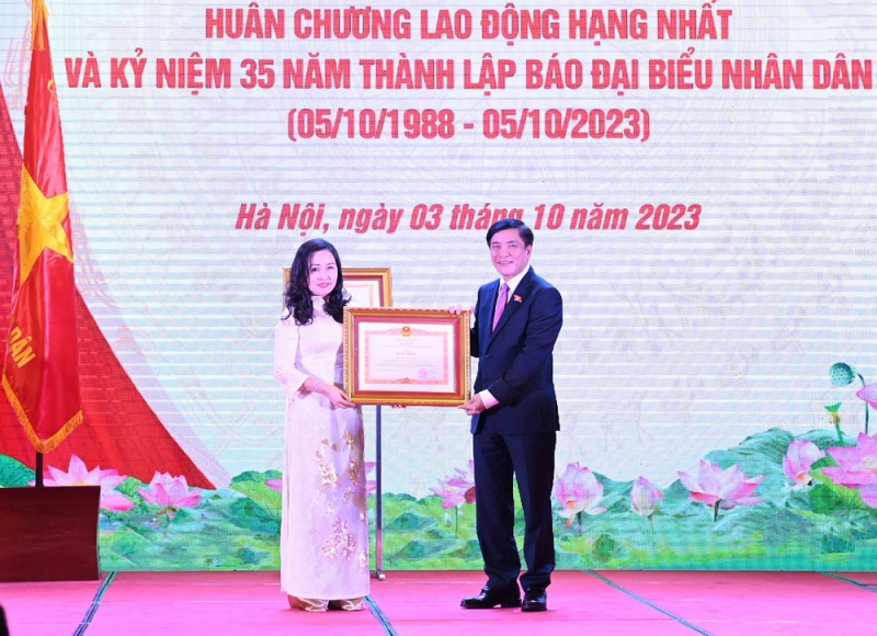 Báo Đại biểu Nhân dân đón nhận Huân chương Lao động hạng Nhất -0