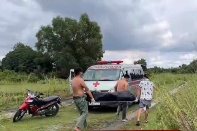 Thi thể cô gái trẻ kẹt trong đám dừa nước trên sông Rạch Chiếc -0