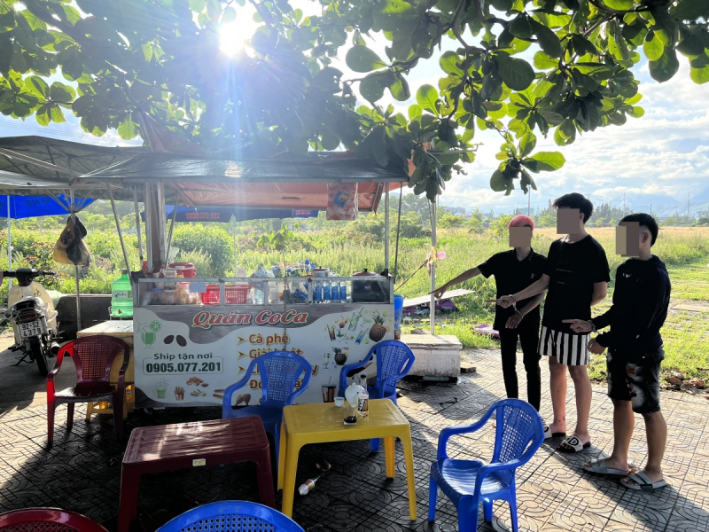 Bắt giữ 4 thiếu niên cướp điện thoại và nước ngọt -0
