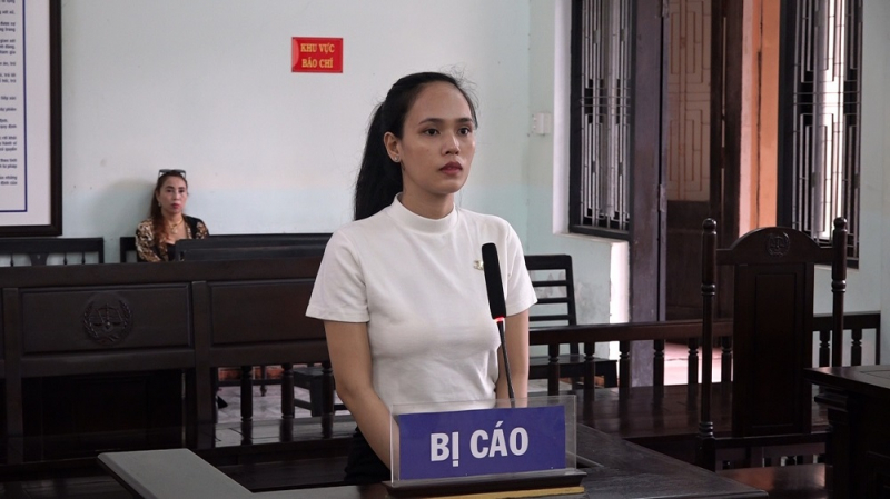 “Hotgirl” tàng trữ ma túy trong các hộp trang điểm -0