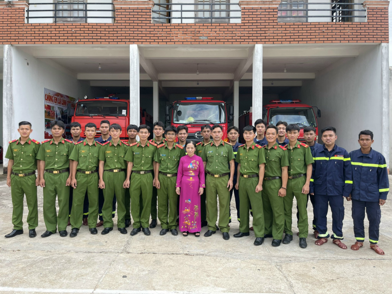 Những người hùng trên mặt trận nóng bỏng -0