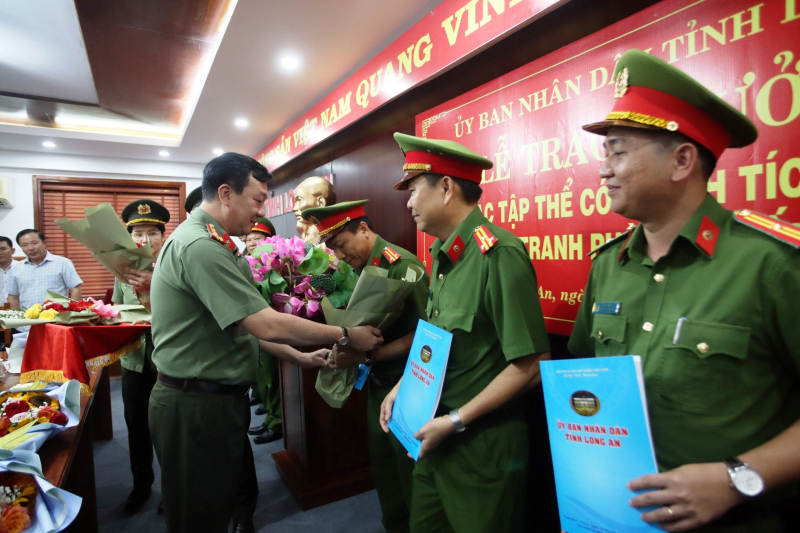 Long An trao thưởng nóng cho các lực lượng phá vụ án bắt cóc đòi 2 tỷ tiền chuộc -0