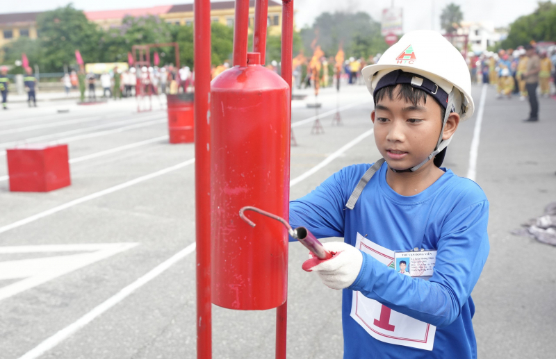 Ấn tượng các vận động viên “nhí” tranh tài tại Hội thao nghiệp vụ chữa cháy và cứu nạn, cứu hộ -0
