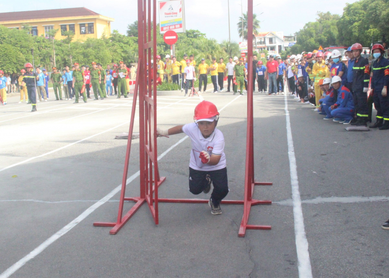 Ấn tượng các vận động viên “nhí” tranh tài tại Hội thao nghiệp vụ chữa cháy và cứu nạn, cứu hộ -1