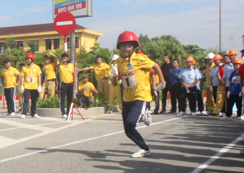 Ấn tượng các vận động viên “nhí” tranh tài tại Hội thao nghiệp vụ chữa cháy và cứu nạn, cứu hộ -0