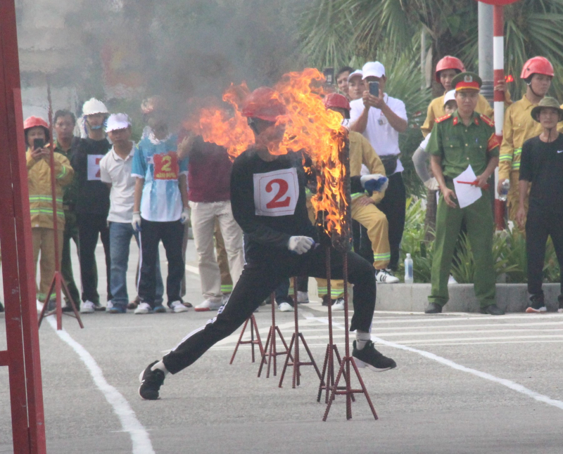 Ấn tượng các vận động viên “nhí” tranh tài tại Hội thao nghiệp vụ chữa cháy và cứu nạn, cứu hộ -1