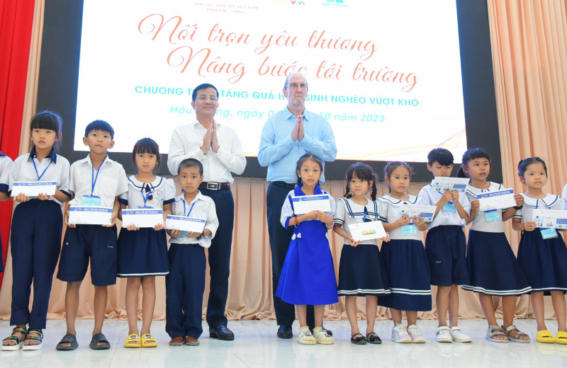 Trao 150 suất học bổng cho học sinh vượt khó tỉnh Hậu Giang -0