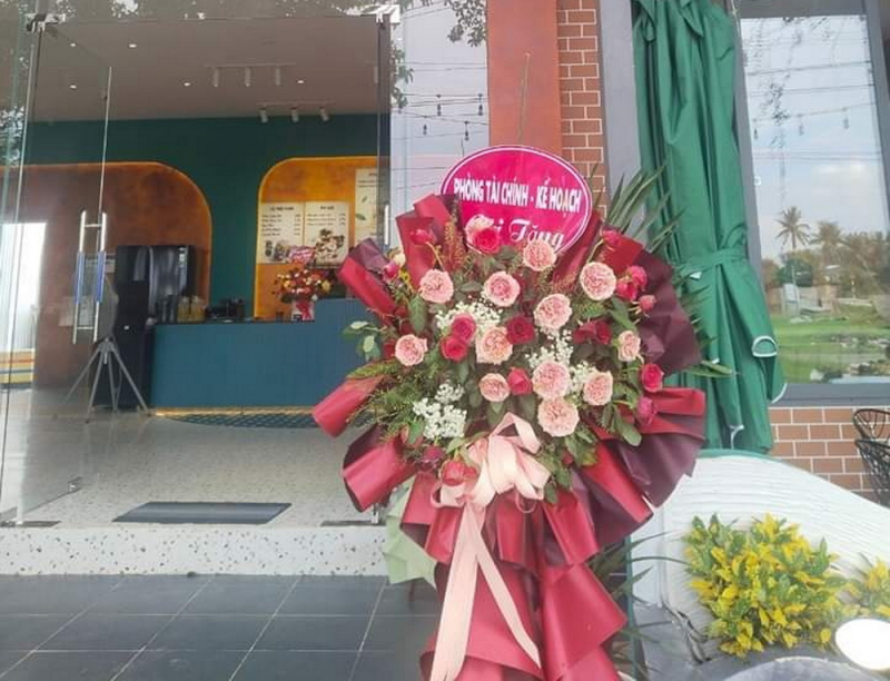 Bác thông tin hai cơ quan ở huyện Tuy An gửi lẵng hoa tặng quán cà phê ngày khai trương -0