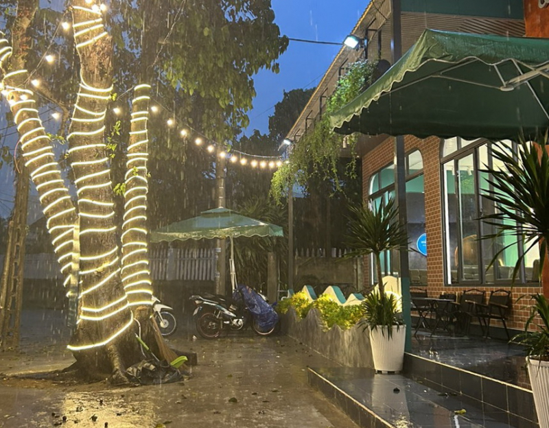 Bác thông tin hai cơ quan ở huyện Tuy An gửi lẵng hoa tặng quán cà phê ngày khai trương -0