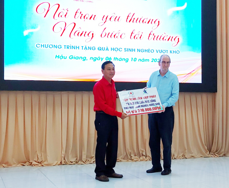 Trao 150 suất học bổng cho học sinh vượt khó tại tỉnh Hậu Giang -0