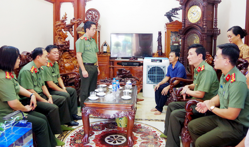 Thăm hỏi, động viên gia đình cán bộ Công an hy sinh trong khi làm nhiệm vụ -1