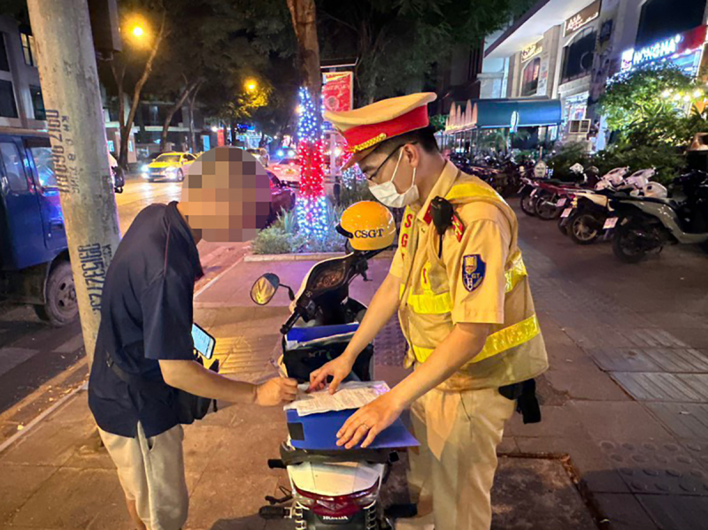 Người dân nhắn Zalo cho CSGT, tài xế làm rơi đất đá bị xử phạt -0