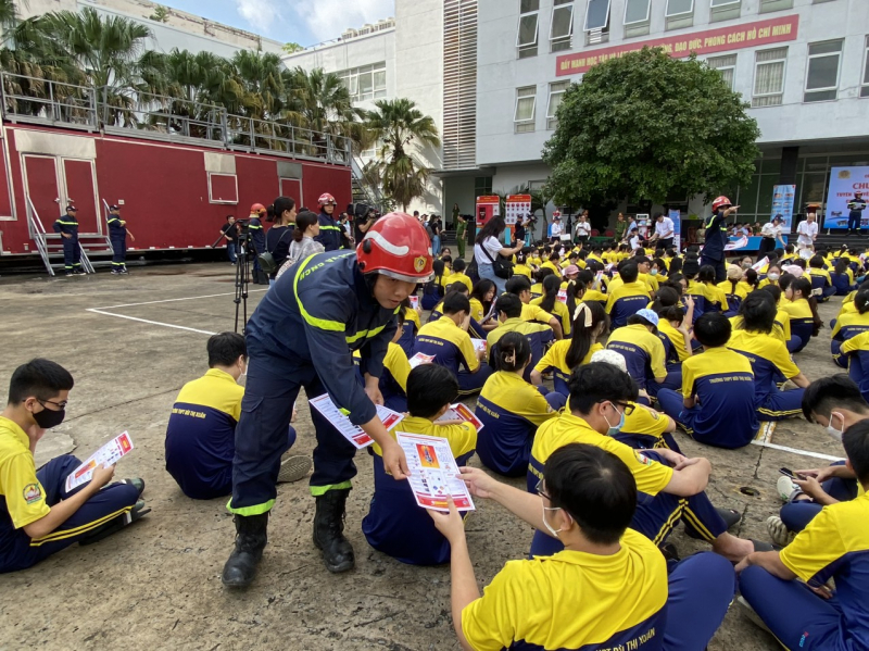 Cơ hội tốt để rèn luyện kỹ năng thoát hiểm, tự cứu bản thân mình trước các sự cố cháy nổ -0